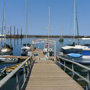 Tady jsme se procházeli když se najednou z aut vyřítili policajti a armáda a začali prohledávat přístav. Mysleli jsme, že jsme se připletli ke cvičení, dokud nezačali zatýkat posádku jedné z lodí. Rozšafně a abychom nepřilákali pozornost jsme se začali ubírat k odchodu. : Baja2011
